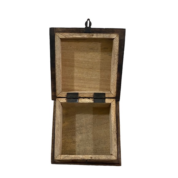 NWT Skull Wooden Hand Carved Storage Trinket Box - Picture 4 of 8